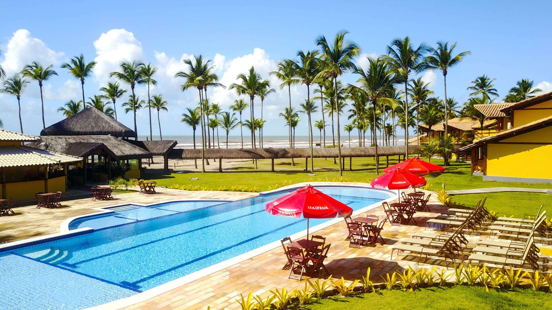 Piscina e estrutura do Makaira Beach Resort